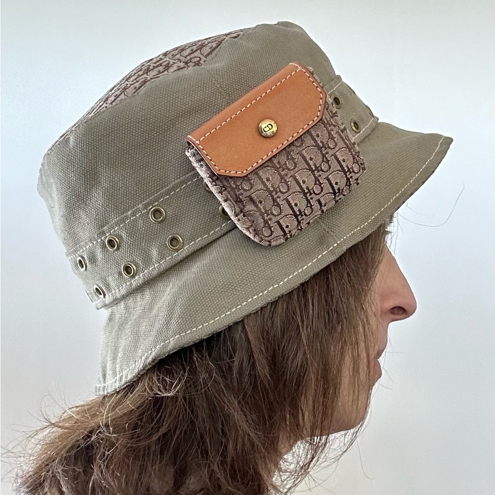 CHRISTIAN DIOR BUCKET HAT REMOVABLE POUCH/COIN PURSE EXCELLENT CONDITION - Picture 9 of 10